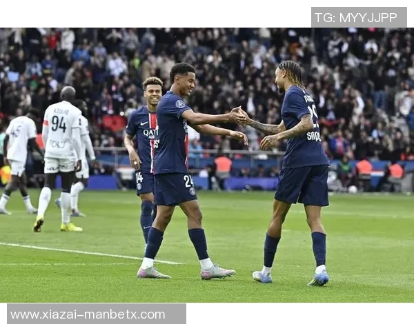 约罗身穿里尔球衣盛装出席里尔对阵巴黎比赛开球仪式